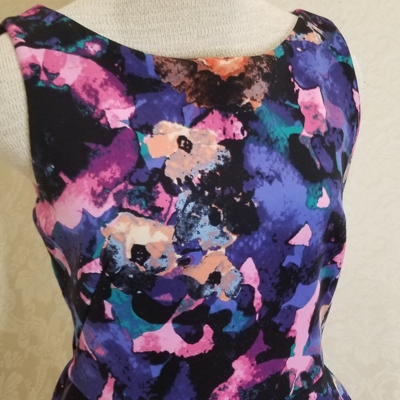JUST... TAYLOR FLORAL DRESS - Picture 3 of 10
